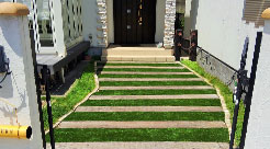 玄関周りに人工芝を活用したイメージ