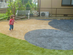 色付きタイプ人工芝の庭への活用事例イメージ