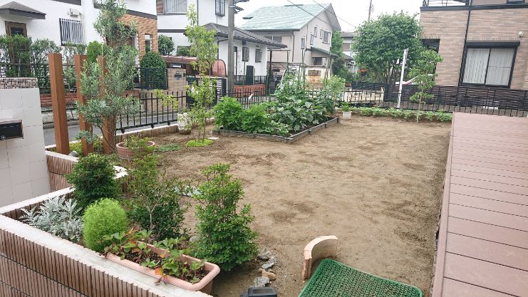 東京都s様邸の庭 すごい人工芝